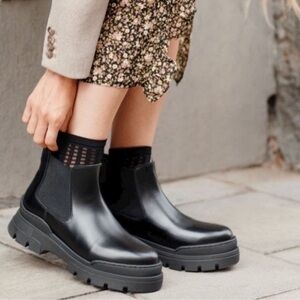 & OTHER STORIES CHUNKY BLACK LEATHER
CHELSEA BOOT SIZE 38